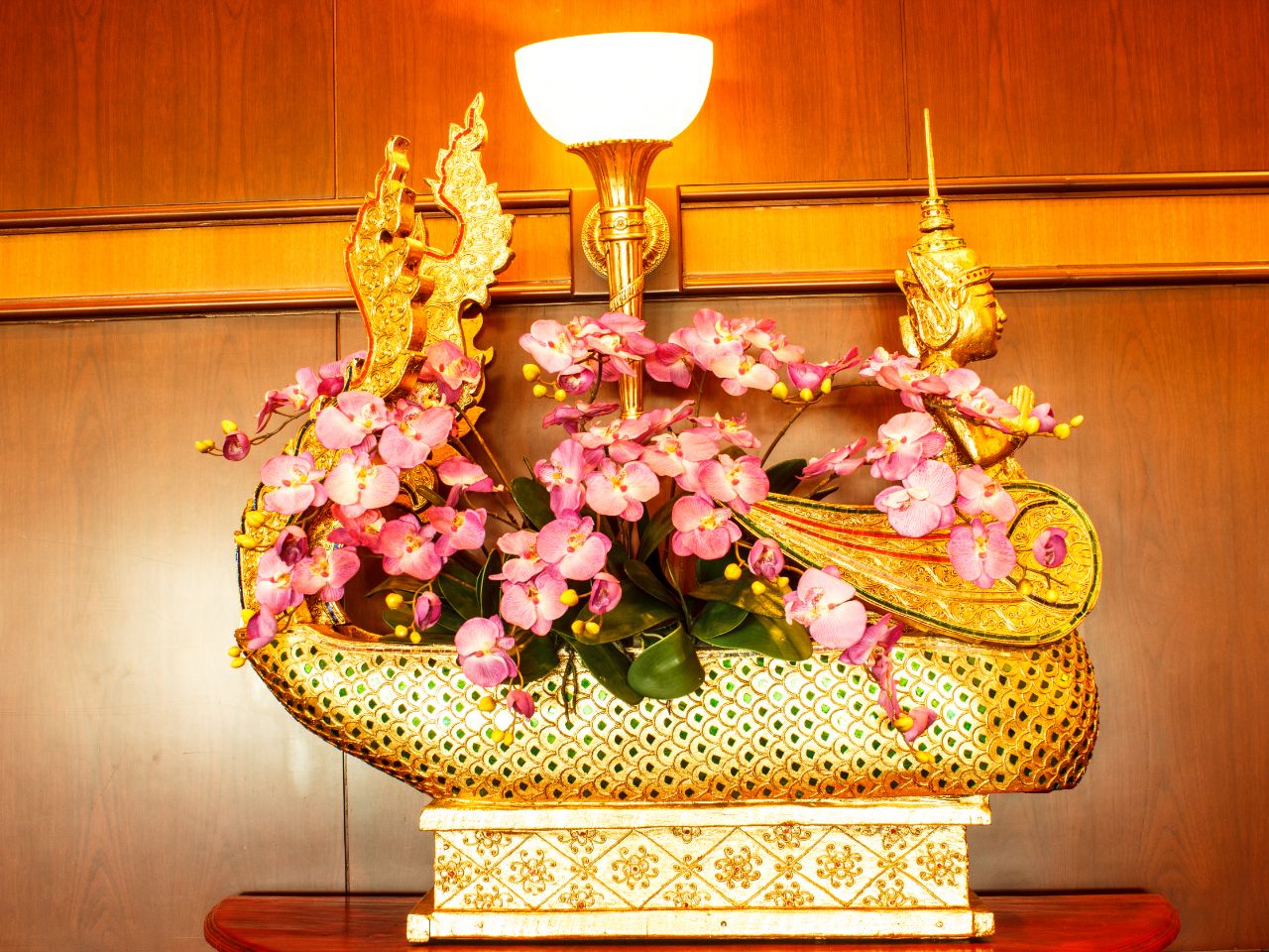 sztuczne kwiaty w dekoracji azjatyckiego wnętrza